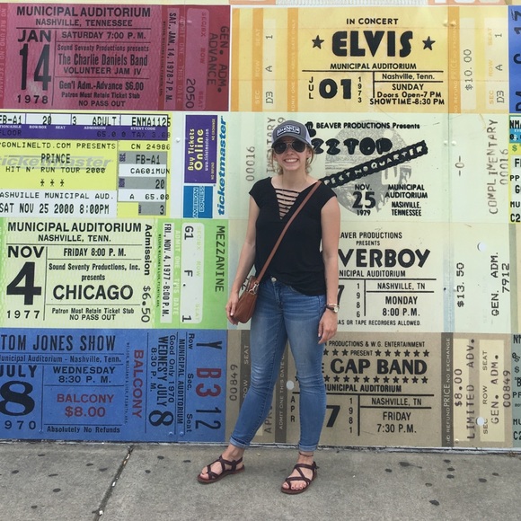 Meet your Posher, Katie! 💛 - Picture 1 of 1